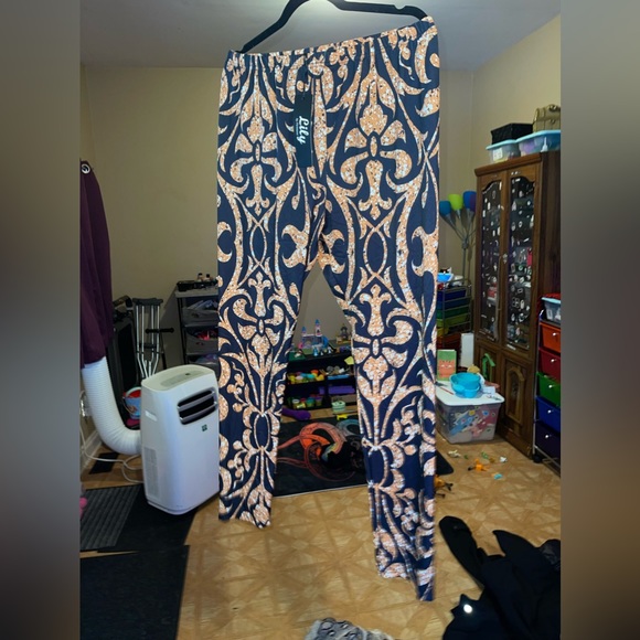 Gold leggings. Item bought was not item received. Before I knew how to return - Picture 3 of 3